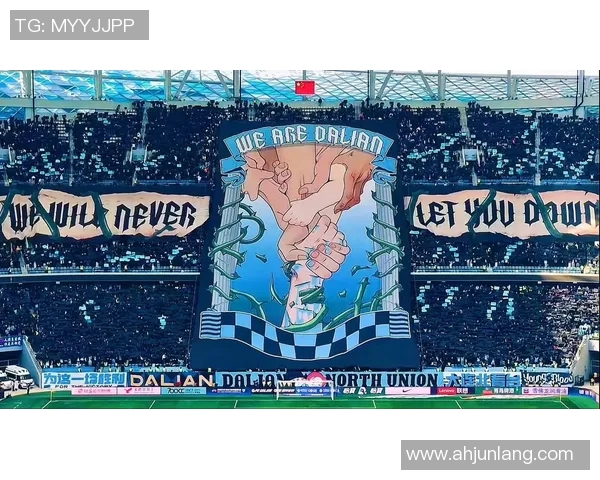 足球场惊魂一刻 休克球星突然倒地生死未卜引全球关注