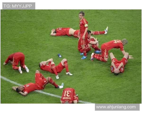 足球明星灿烂笑容背后的故事与魅力展现